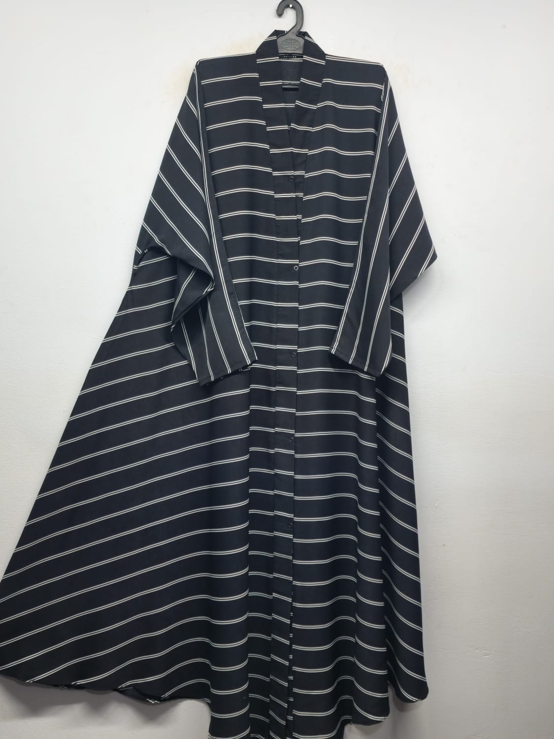 Front Open Jumbo Abaya Aesthect Check Line