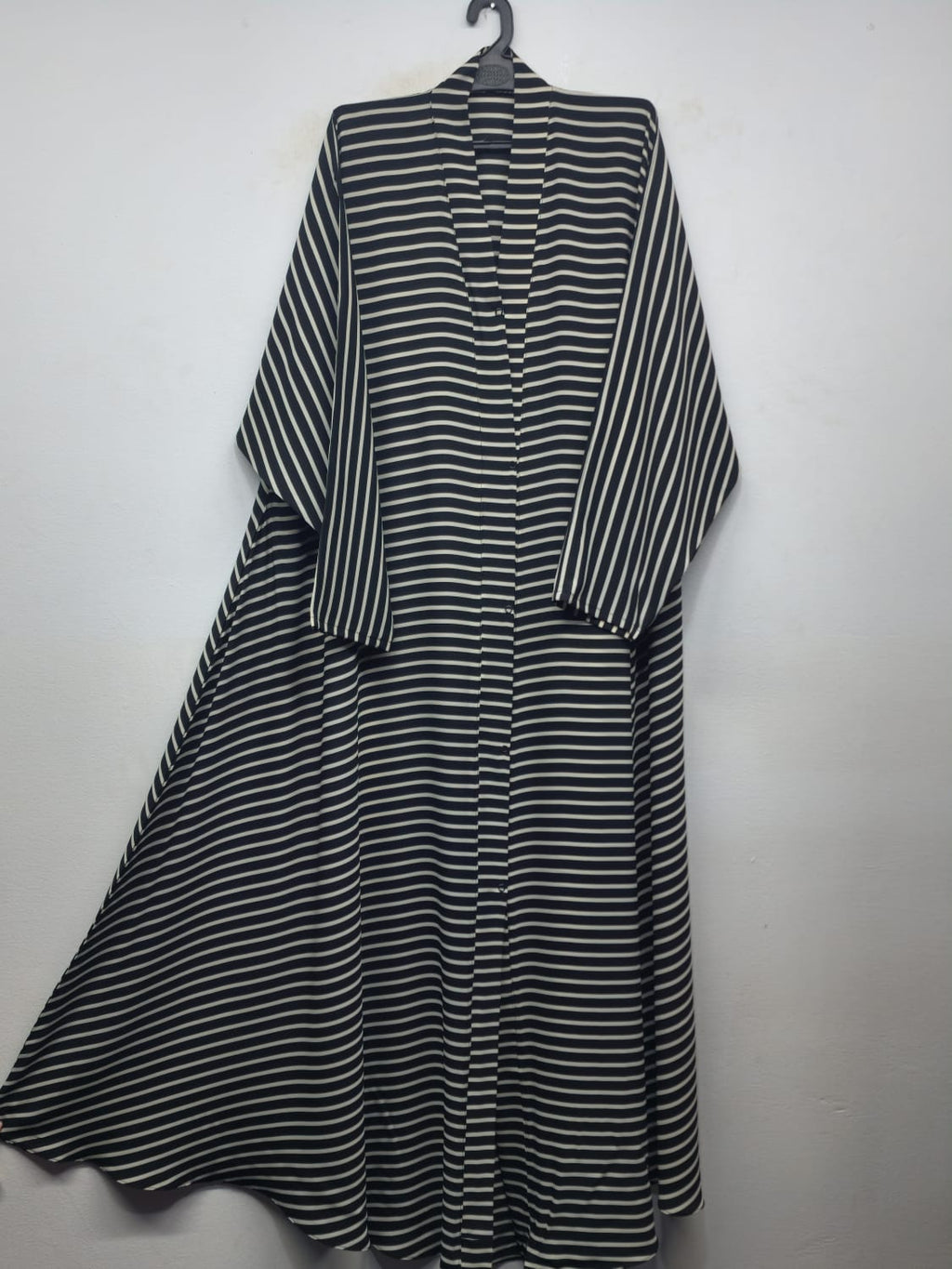 Front Open Jumbo Abaya Aesthect Check Line