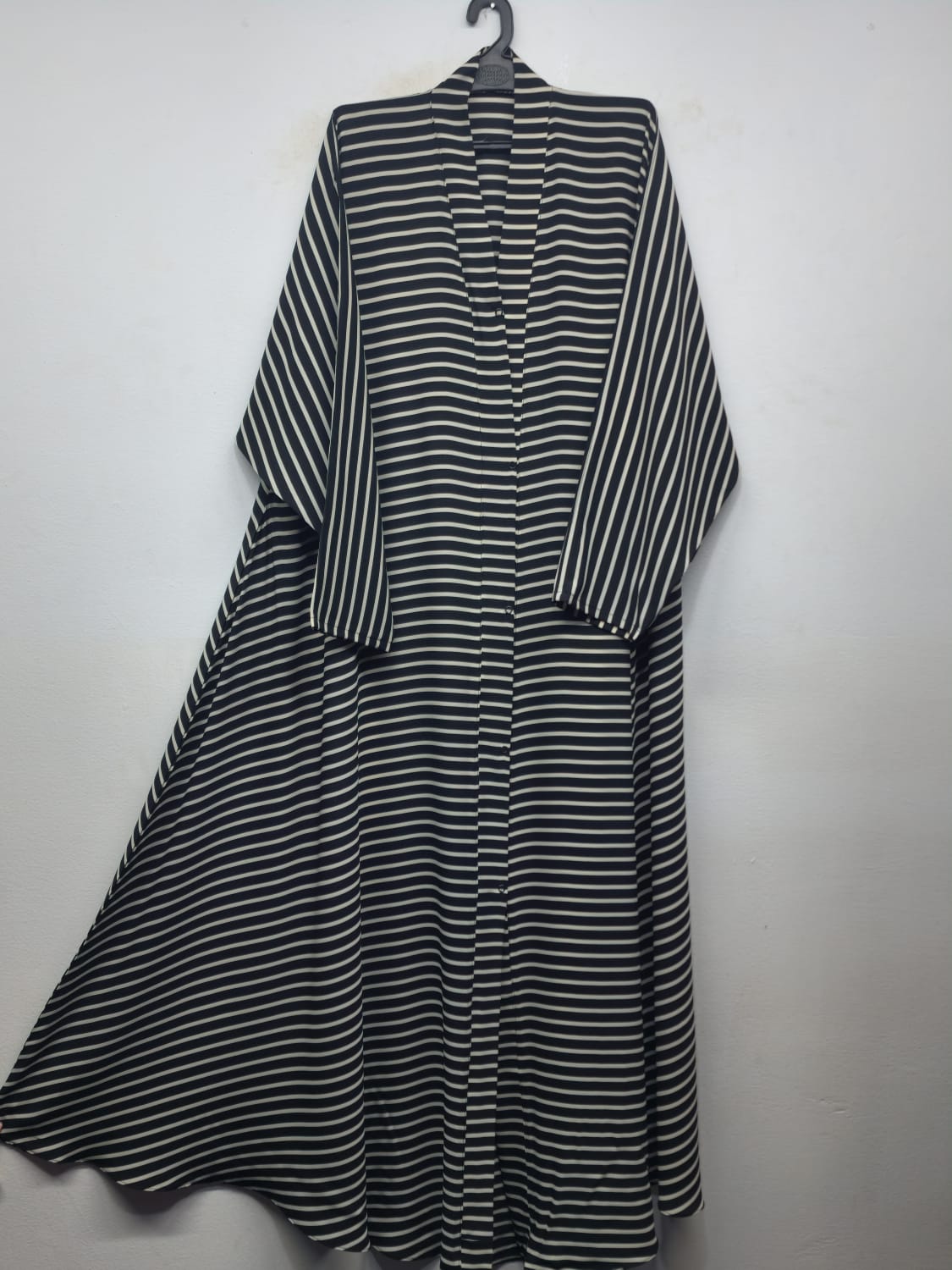 Front Open Jumbo Abaya Aesthect Check Line