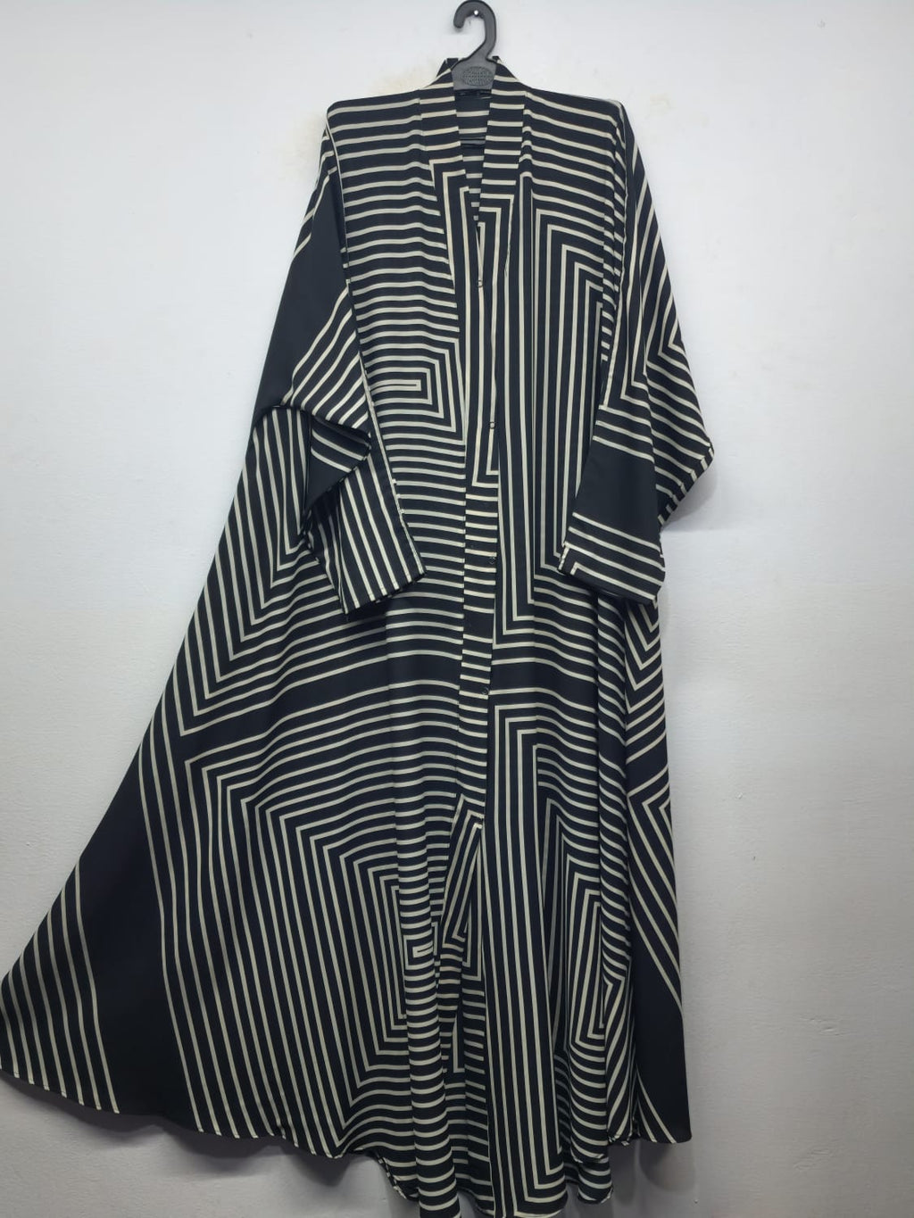 Front Open Jumbo Abaya Aesthect Check Line