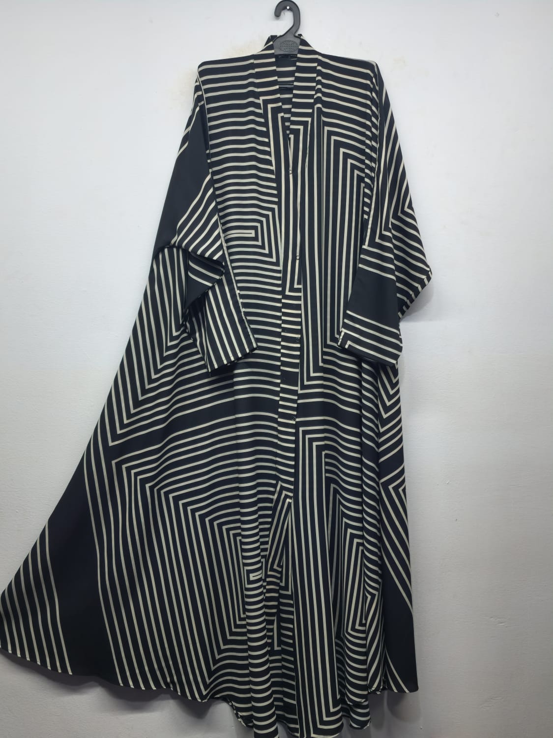 Front Open Jumbo Abaya Aesthect Check Line